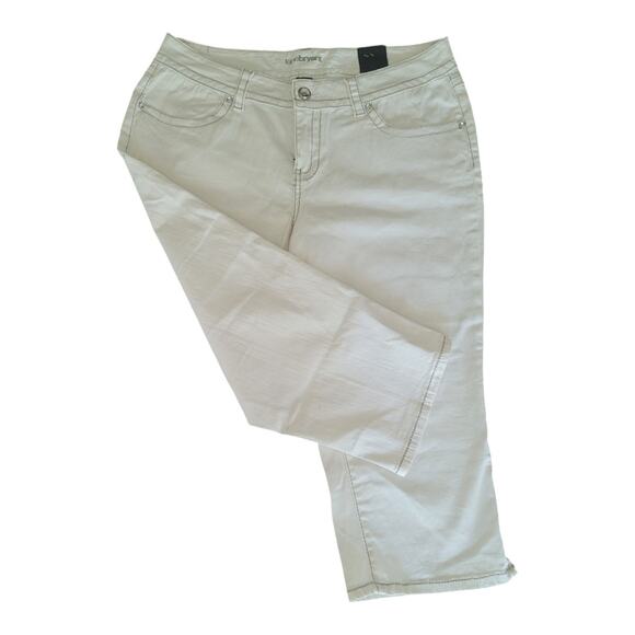 Lane Bryant Totally Cropped Jeans PLUS Size 16 White Embroidered Pockets NWT - Picture 4 of 14